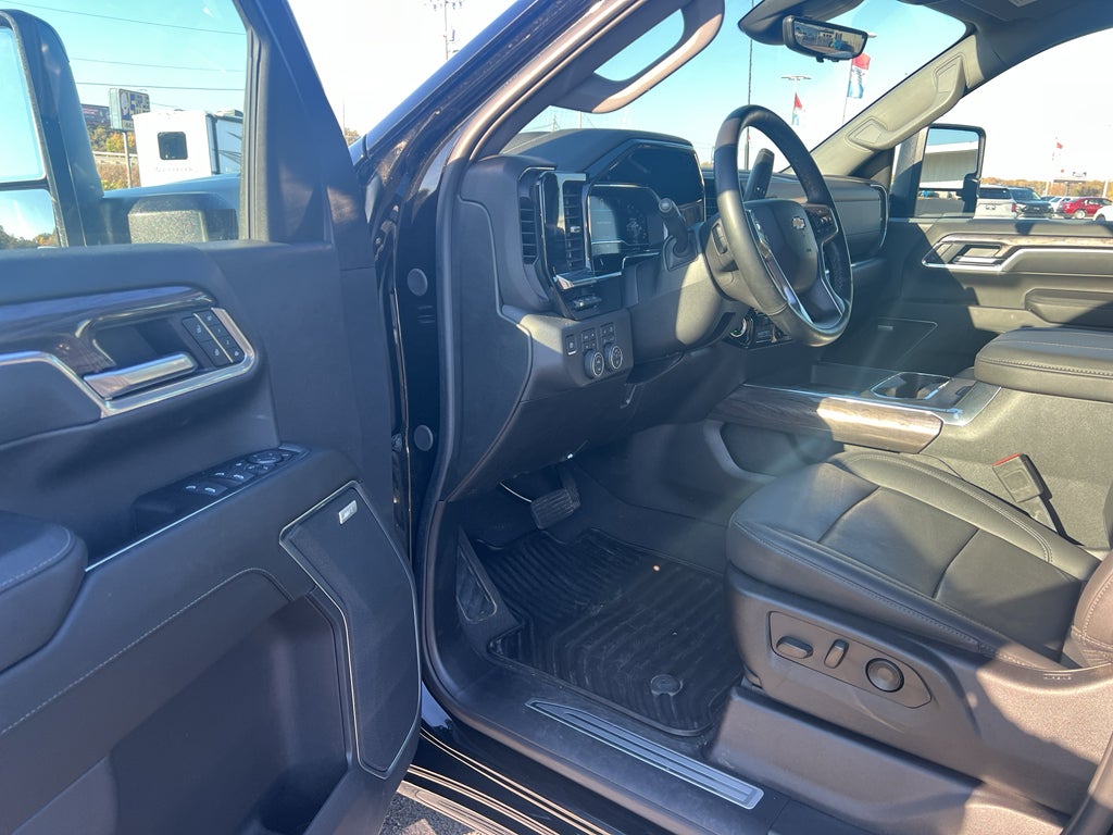 2025 Chevrolet Silverado LTZ